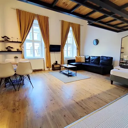 Mooki Rumbach Βουδαπέστη